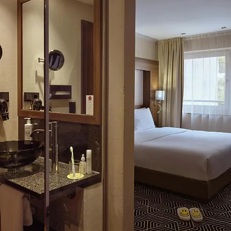 Motel One Frankfurt-Riverside-2